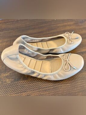 NWOT - me too Hallie Neutral Beige Ballet Flats with Bow Accent